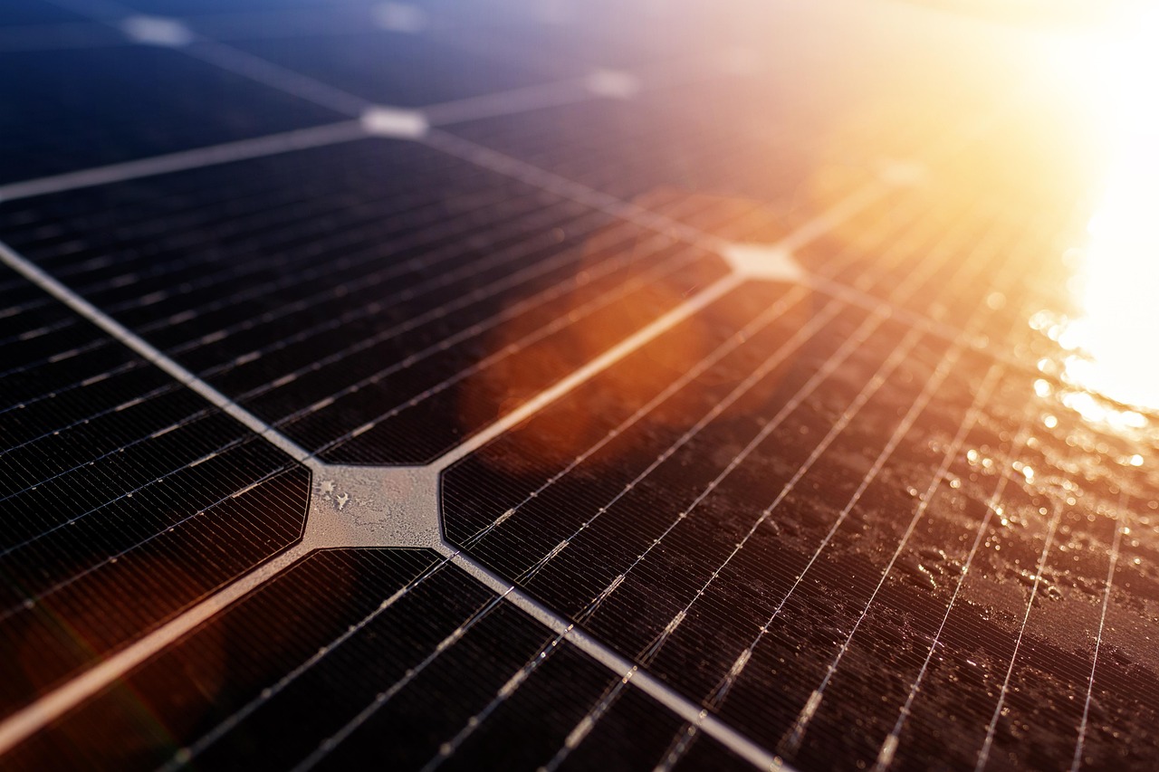 Read more about the article Urban Rooftop Solar Design: Overcoming Space and Shade Constraints – Jeho Ashar Energy’s Smart Mounting Solutions
